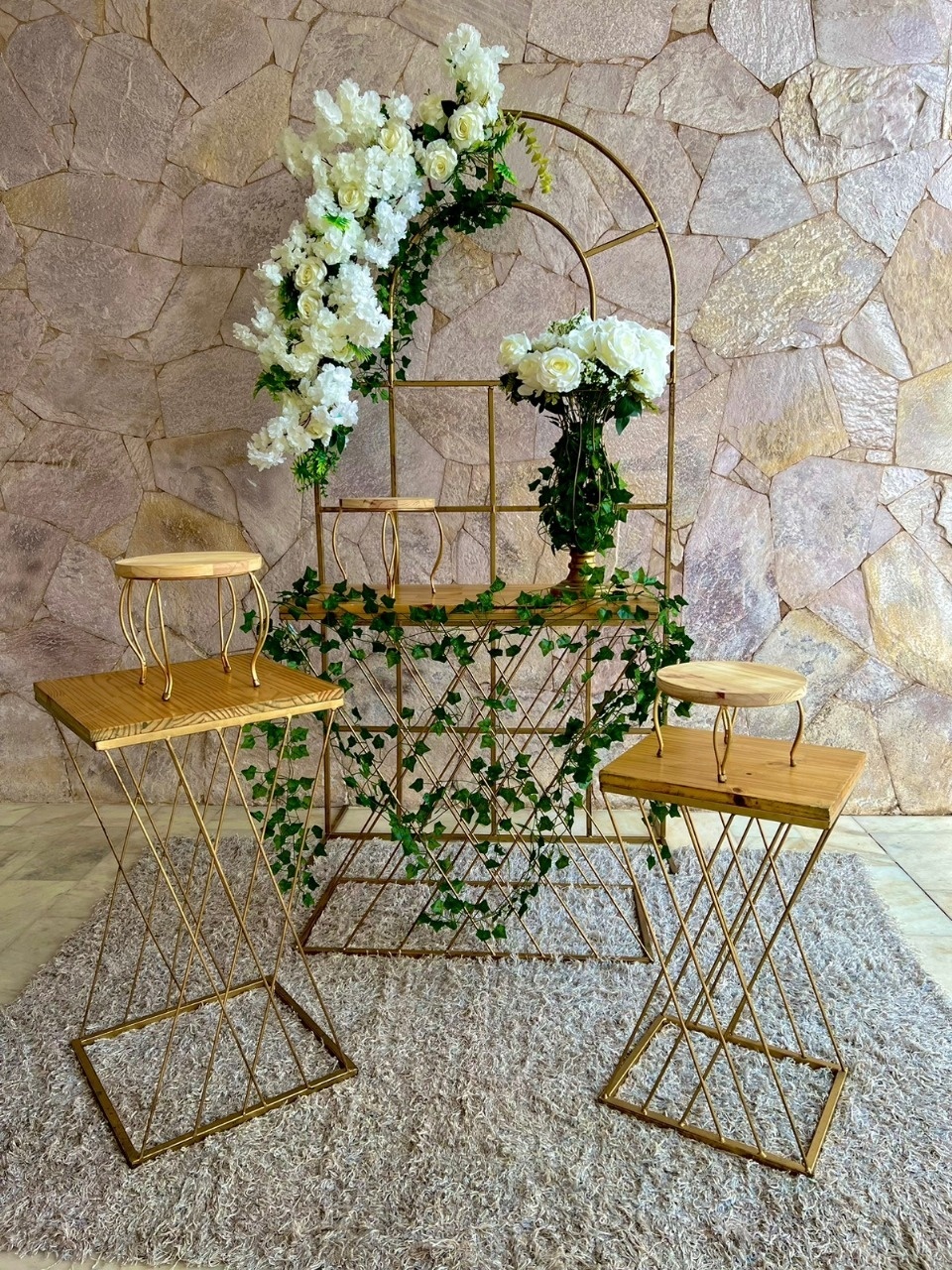 Arco de Janela Com Flores Brancas $450 - kitfestabh
