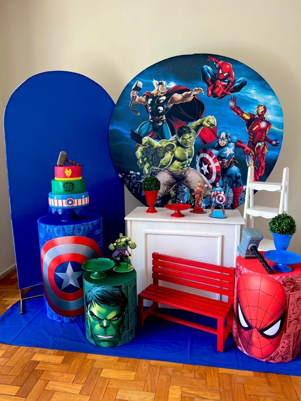 Vingadores Com Arco Romano E Bolo Fake - kitfestabh
