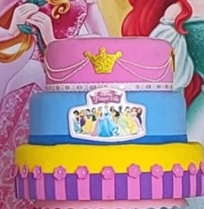 Bolo Fake As Princesas - LiliFestaspegueemonte
