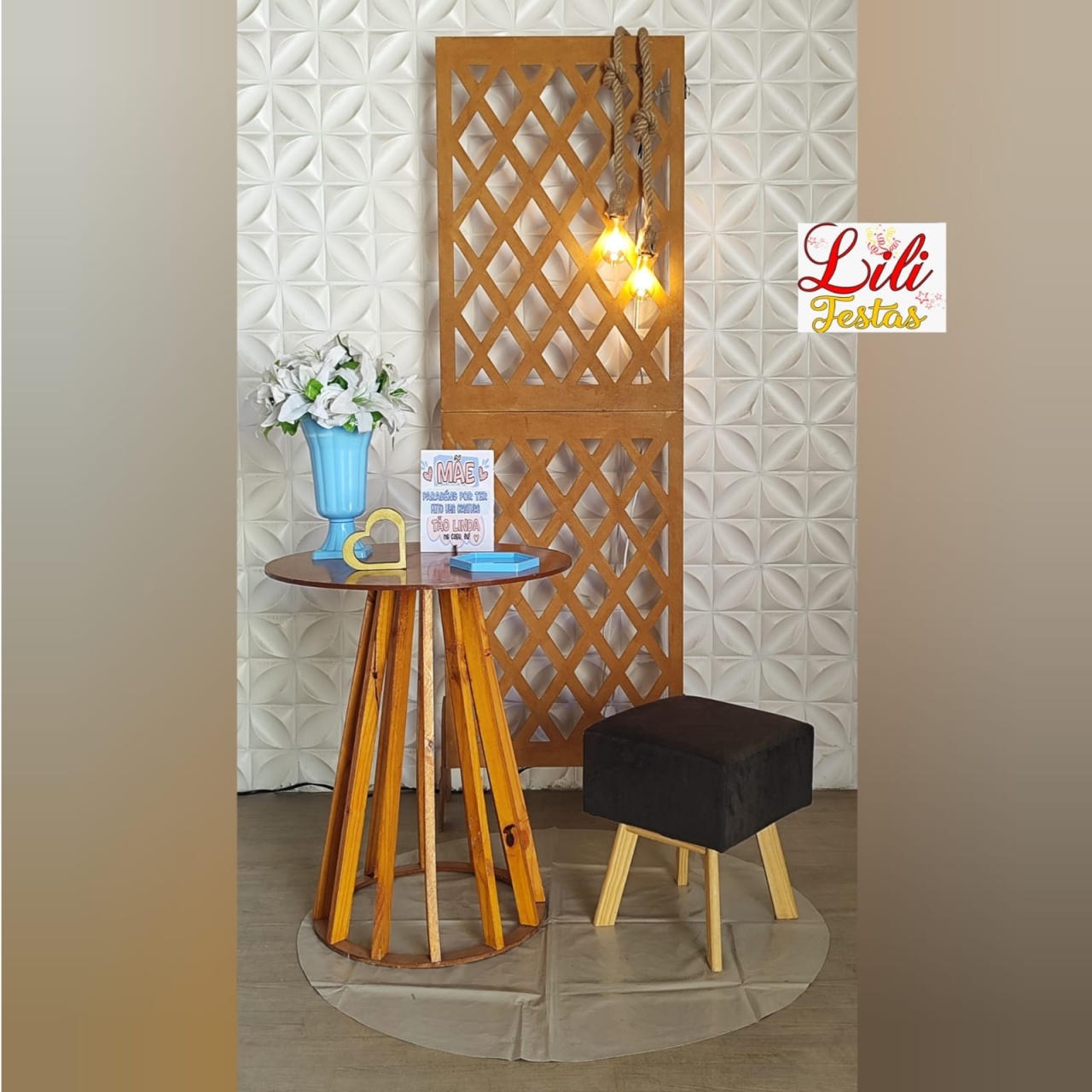 Painel Treliça + Mesa Redonda Ripada + Banqueta - Dia das Mães Azul - LiliFestaspegueemonte
