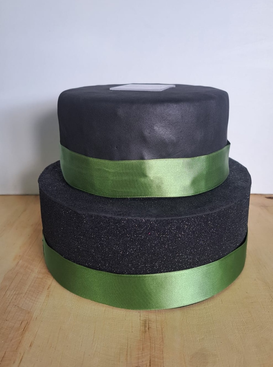 Bolo Fake Preto E Verde - Déh Decorações 