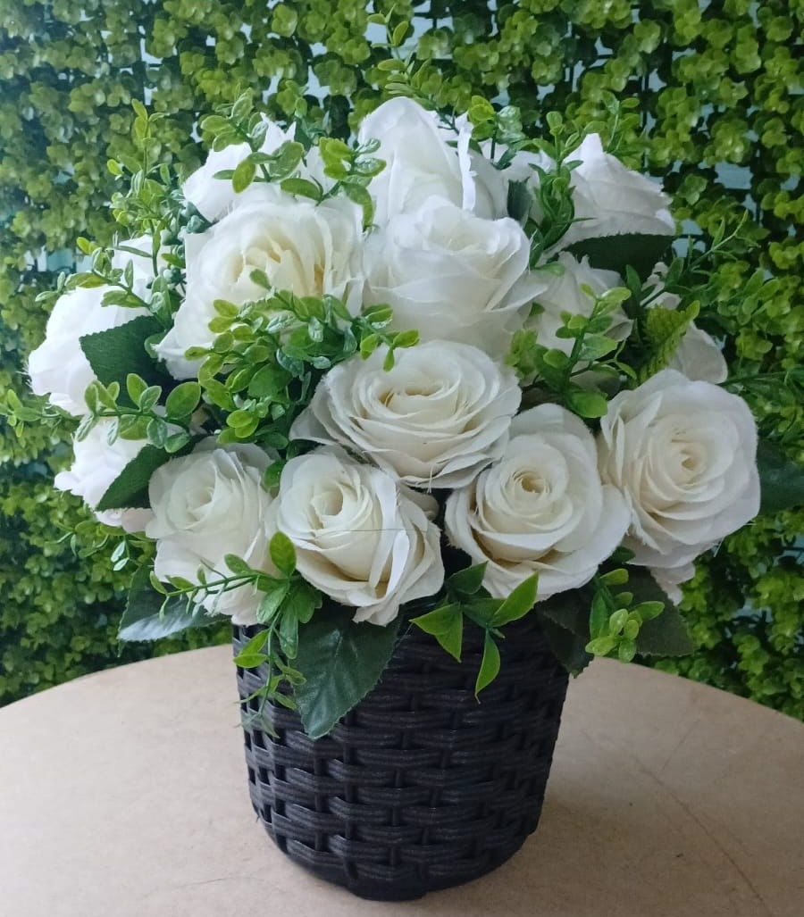 Cachepô Com Flores Brancas - Déh Decorações 