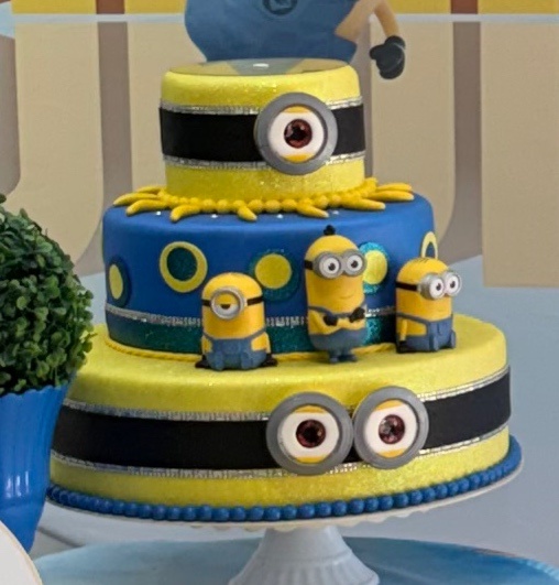 Bolo Fake Minions - Déh Decorações 