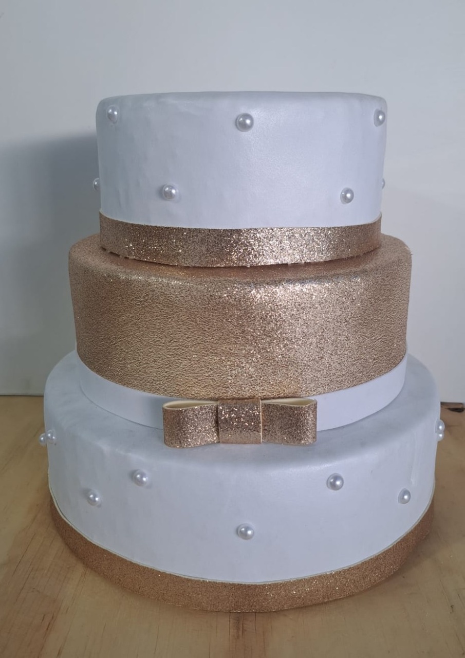 Bolo Fake Casamento Branco E Dourado  - Déh Decorações 