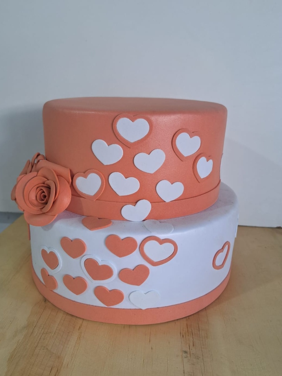 Bolo Fake Branco E Laranja - Déh Decorações 