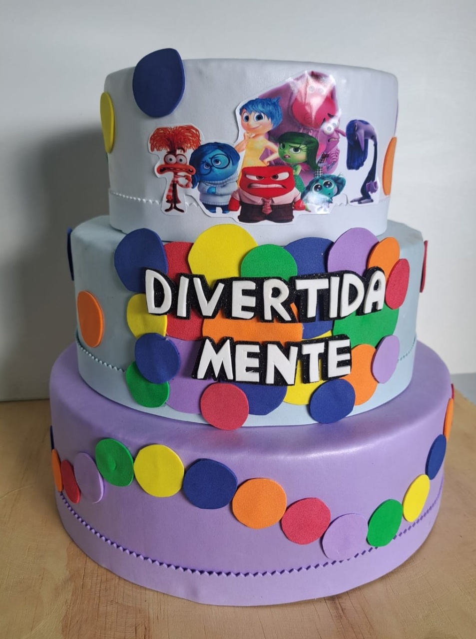 Bolo Fake Divertidamente - Déh Decorações 