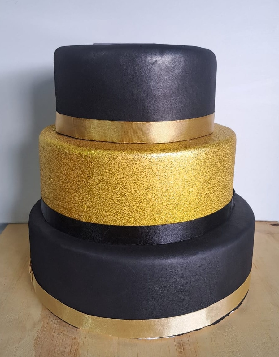 Bolo Fake Preto E Dourado - Déh Decorações 