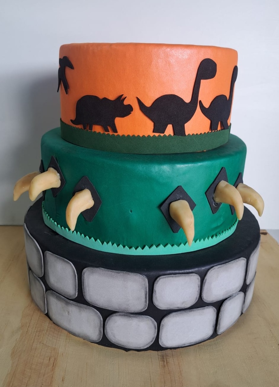 Bolo Fake Dinossauro  - Déh Decorações 