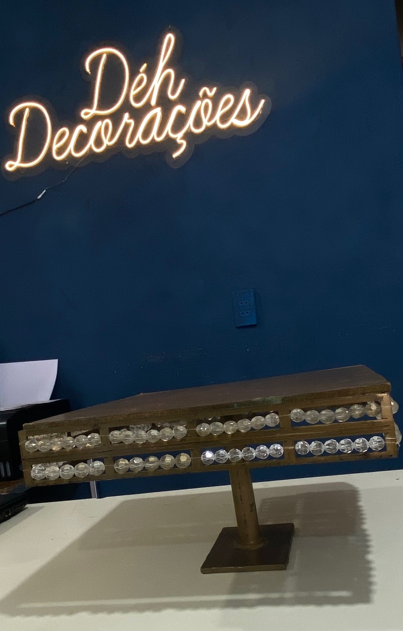 Boleira Dourada Pedraria  - Déh Decorações 