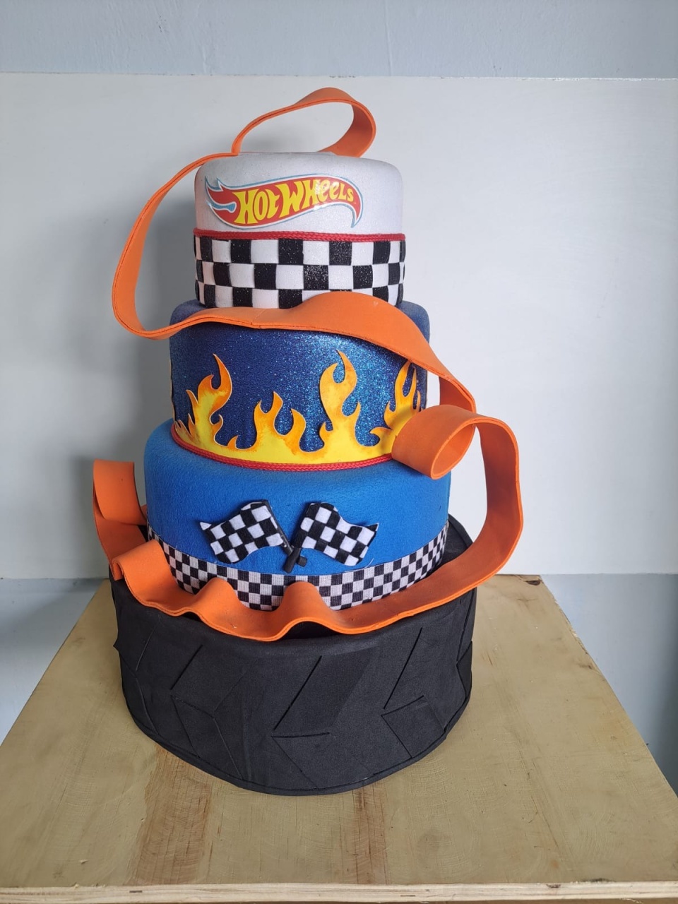 Bolo Fake Hotwheels  - Déh Decorações 