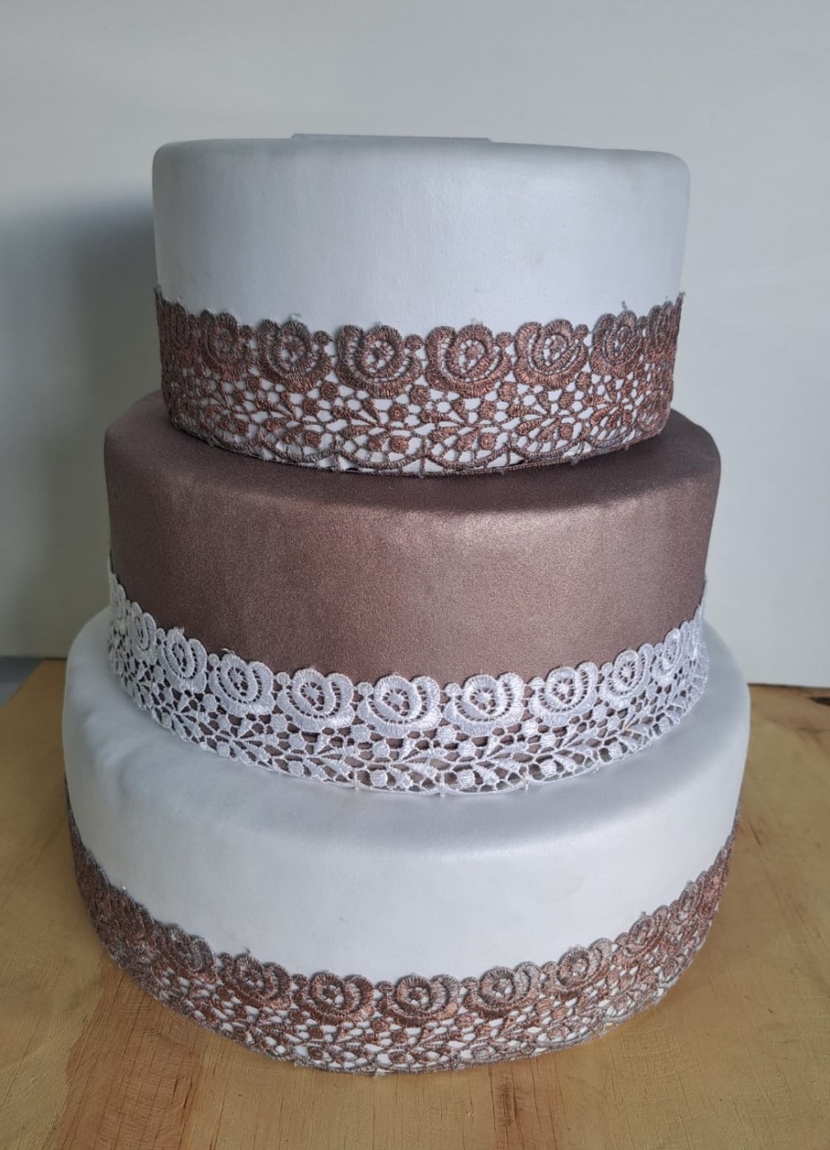 Bolo Fake Rose E Branco - Déh Decorações 