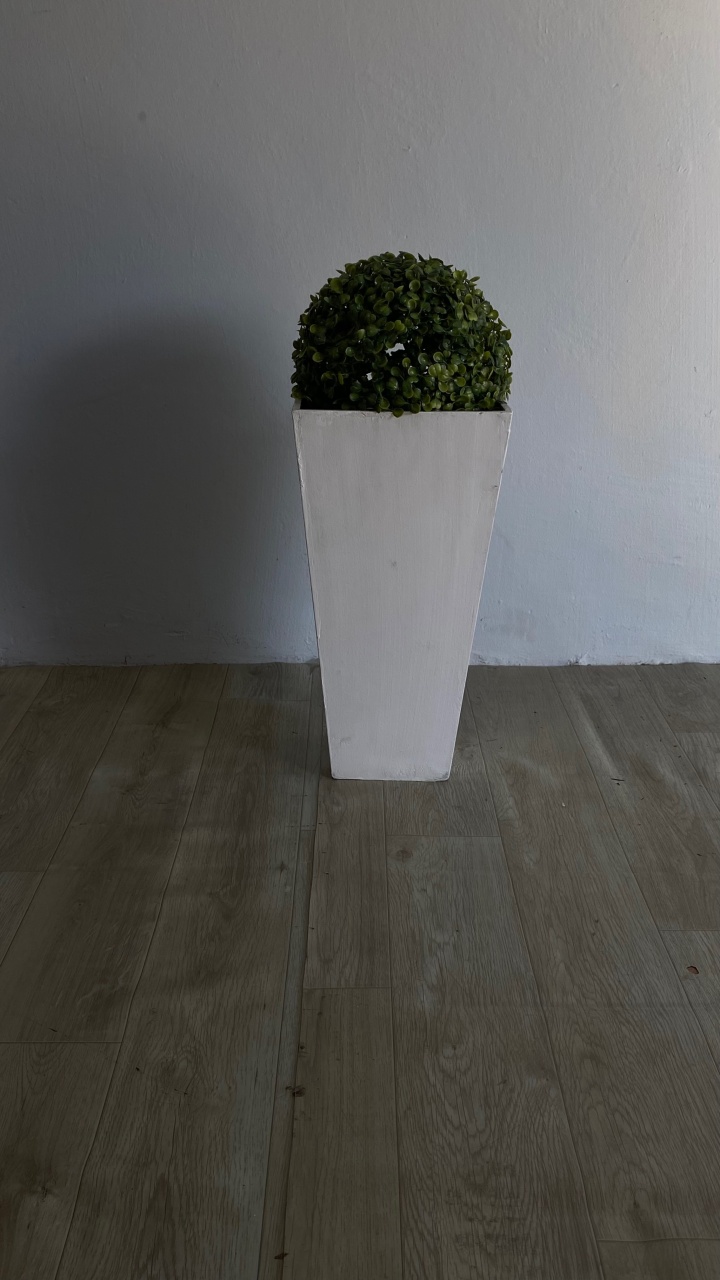 Cachepô Alto Branco de Chão Com Buchinho - Déh Decorações 