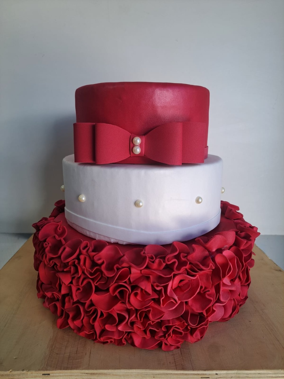 Bolo Fake Vermelho E Branco - Déh Decorações 