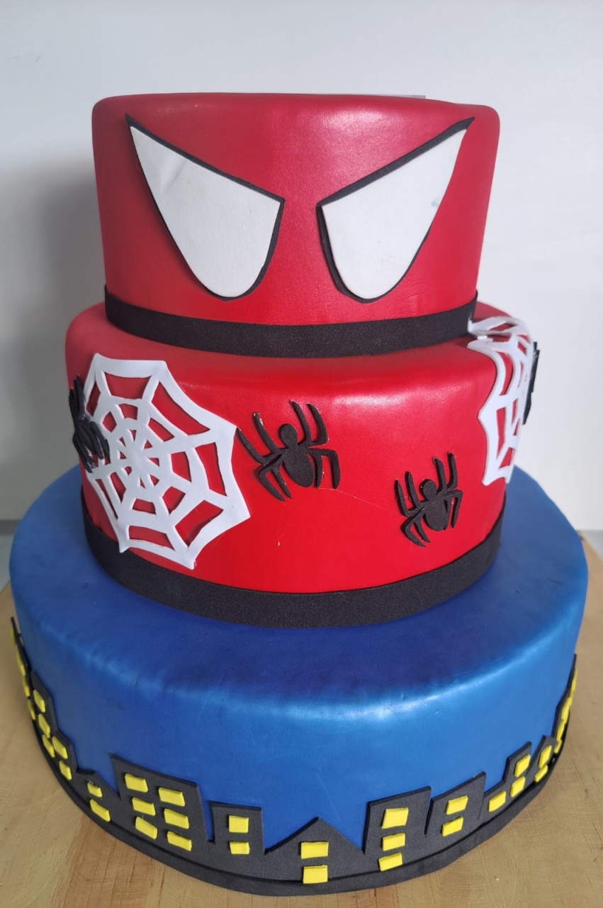 Bolo Fake Homem Aranha  - Déh Decorações 