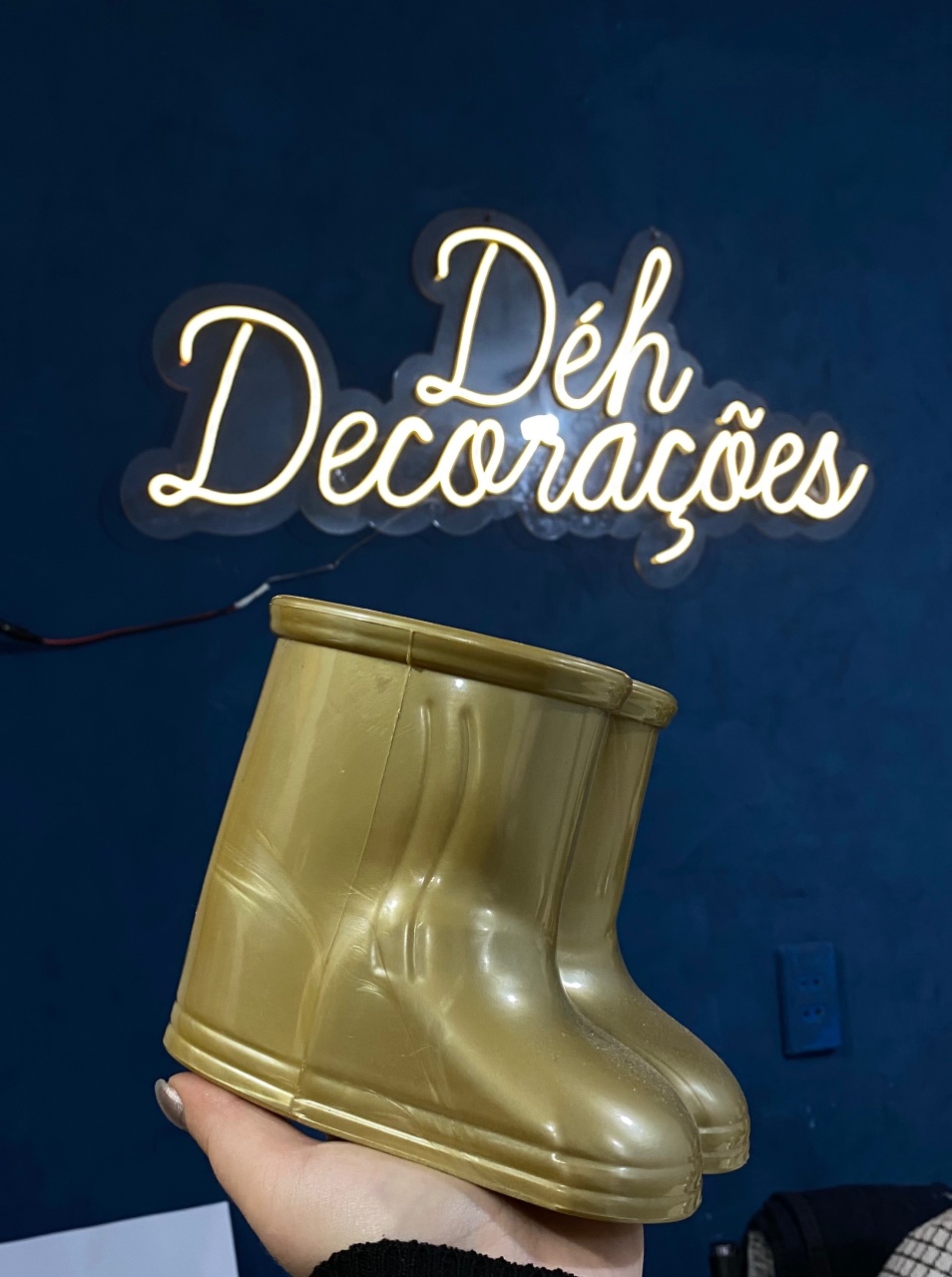 Botinha Dourada  - Déh Decorações 