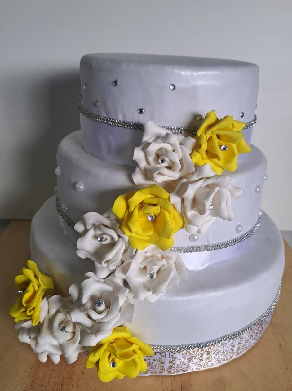 Bolo Fake Casamento Com Flores Branco E Amarelo - Déh Decorações 
