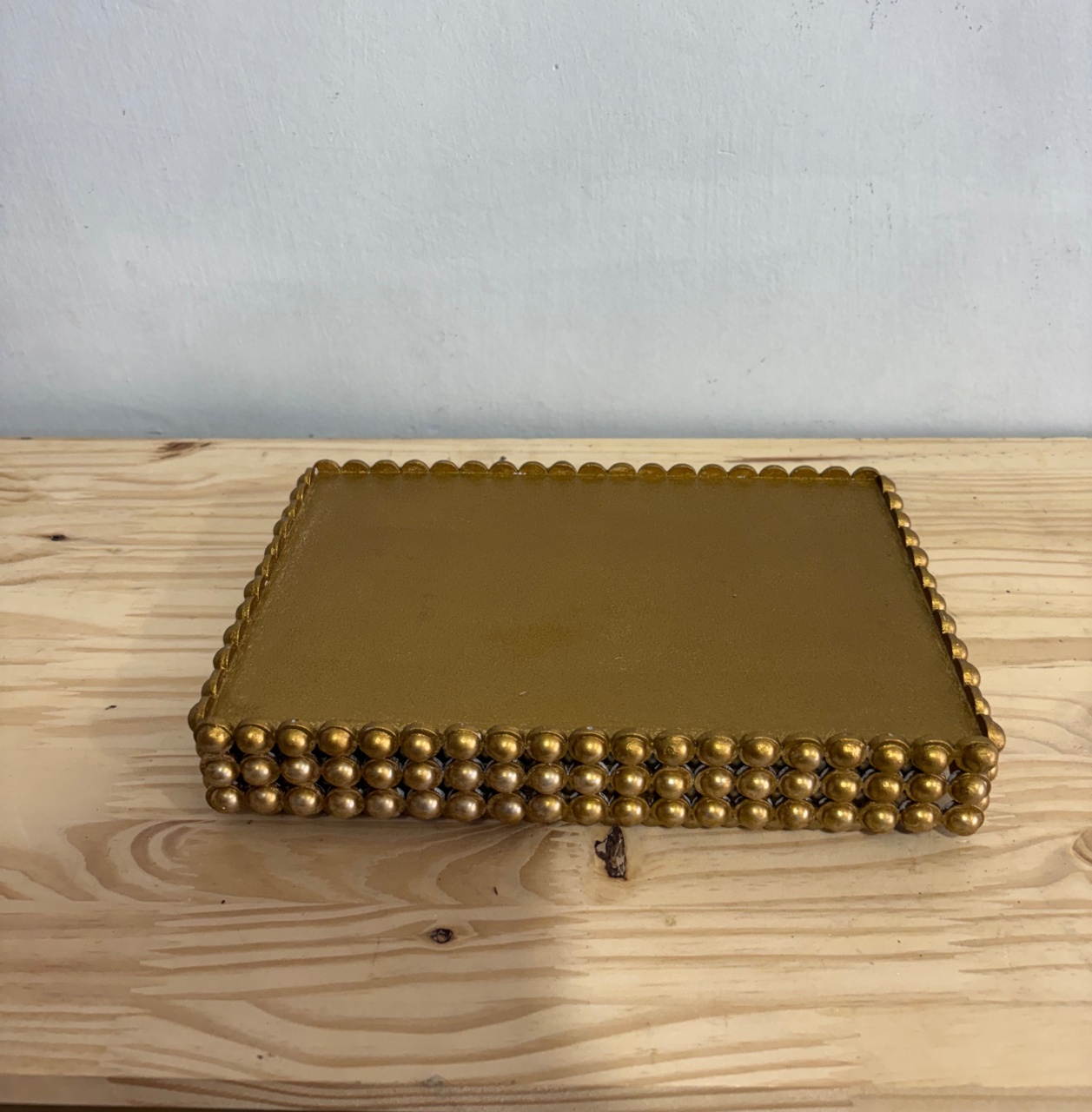 Bandeja Dourada Quadrada de Pedraria M - Déh Decorações 