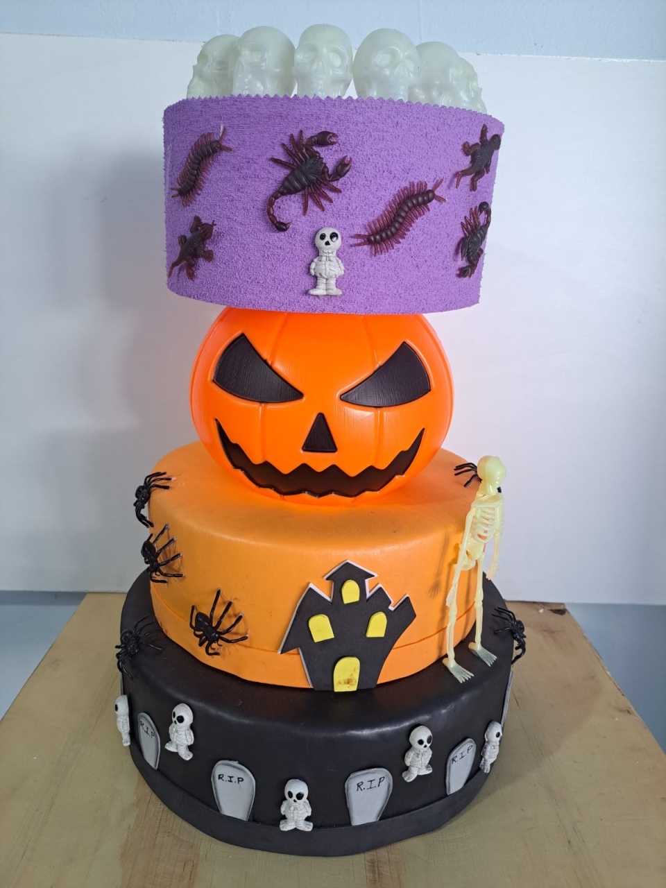 Bolo Fake Halloween  - Déh Decorações 