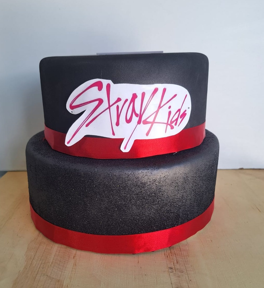 Bolo Fake Stray Kids - Déh Decorações 