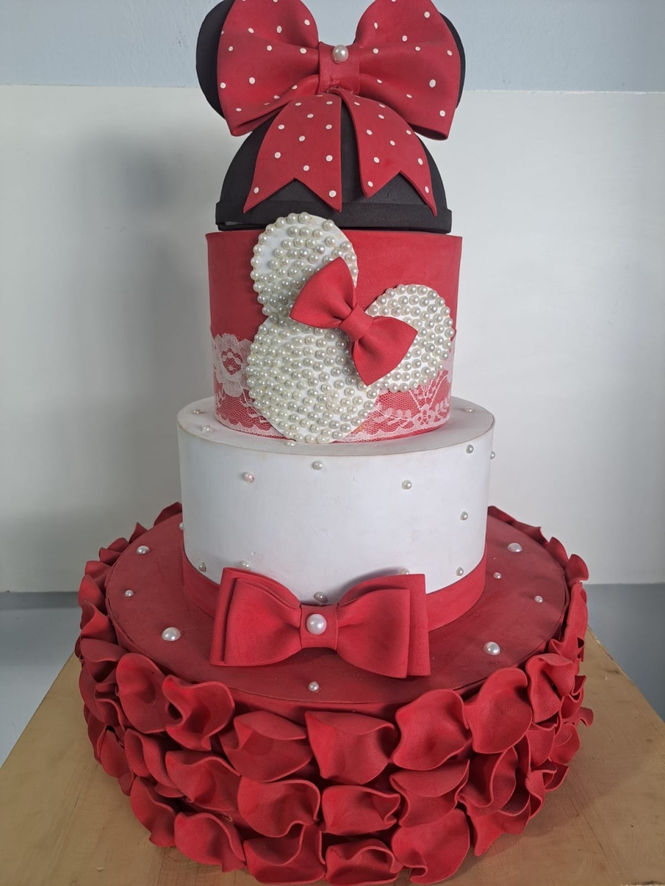 Bolo Fake Minnie Vermelha  - Déh Decorações 
