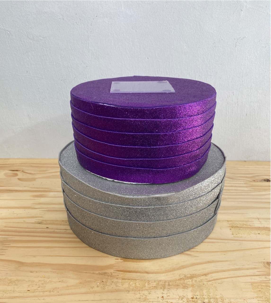 Bolo Fake Prata E Roxo+ Saco Do Bolo - Déh Decorações 