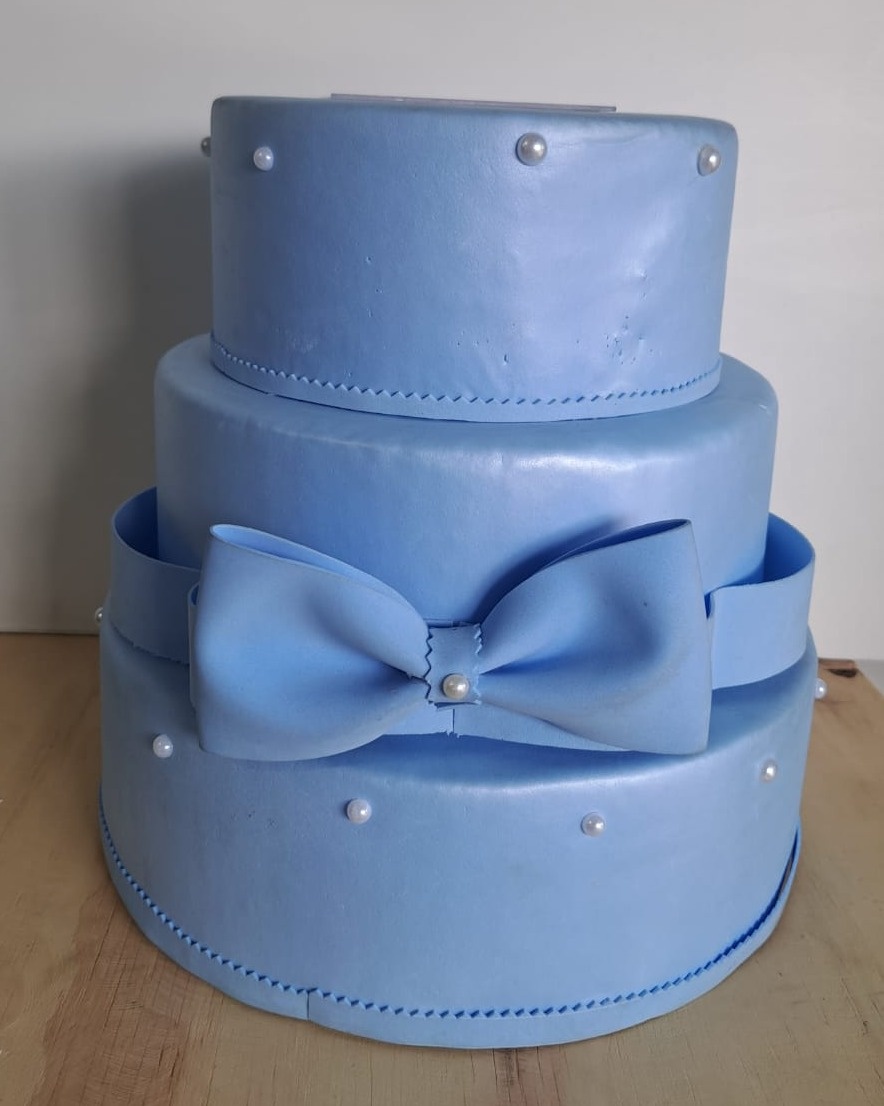 Bolo Fake Azul de Laço  - Déh Decorações 