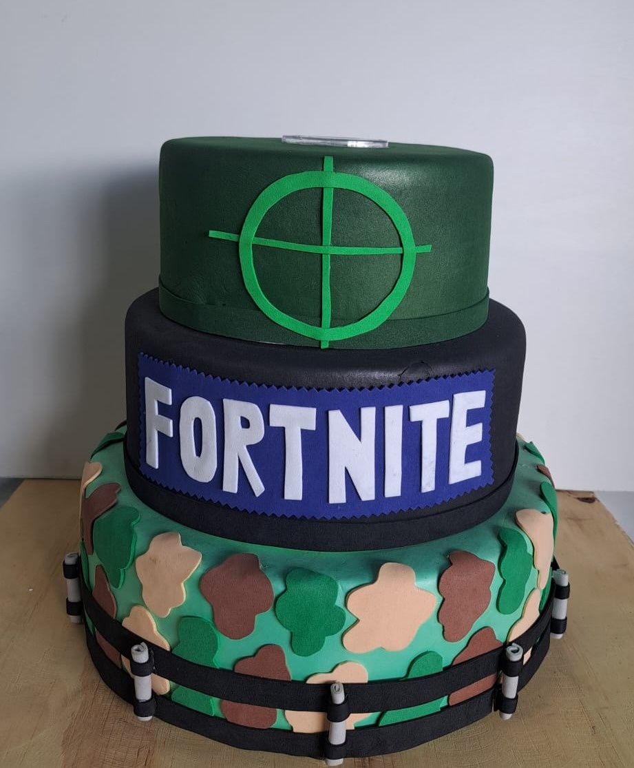 Bolo Fake Fortnite - Déh Decorações 