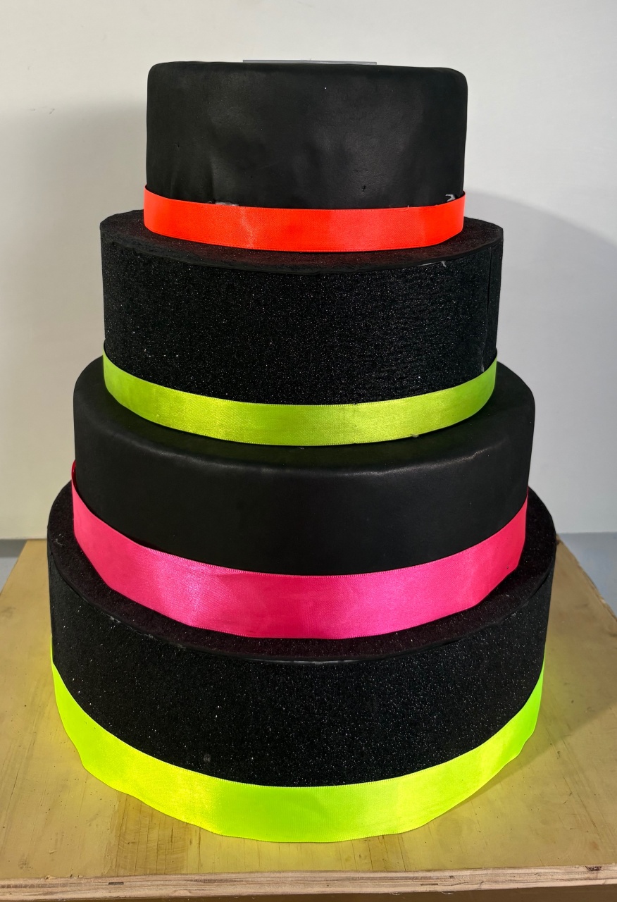 Bolo Fake Neon - Déh Decorações 
