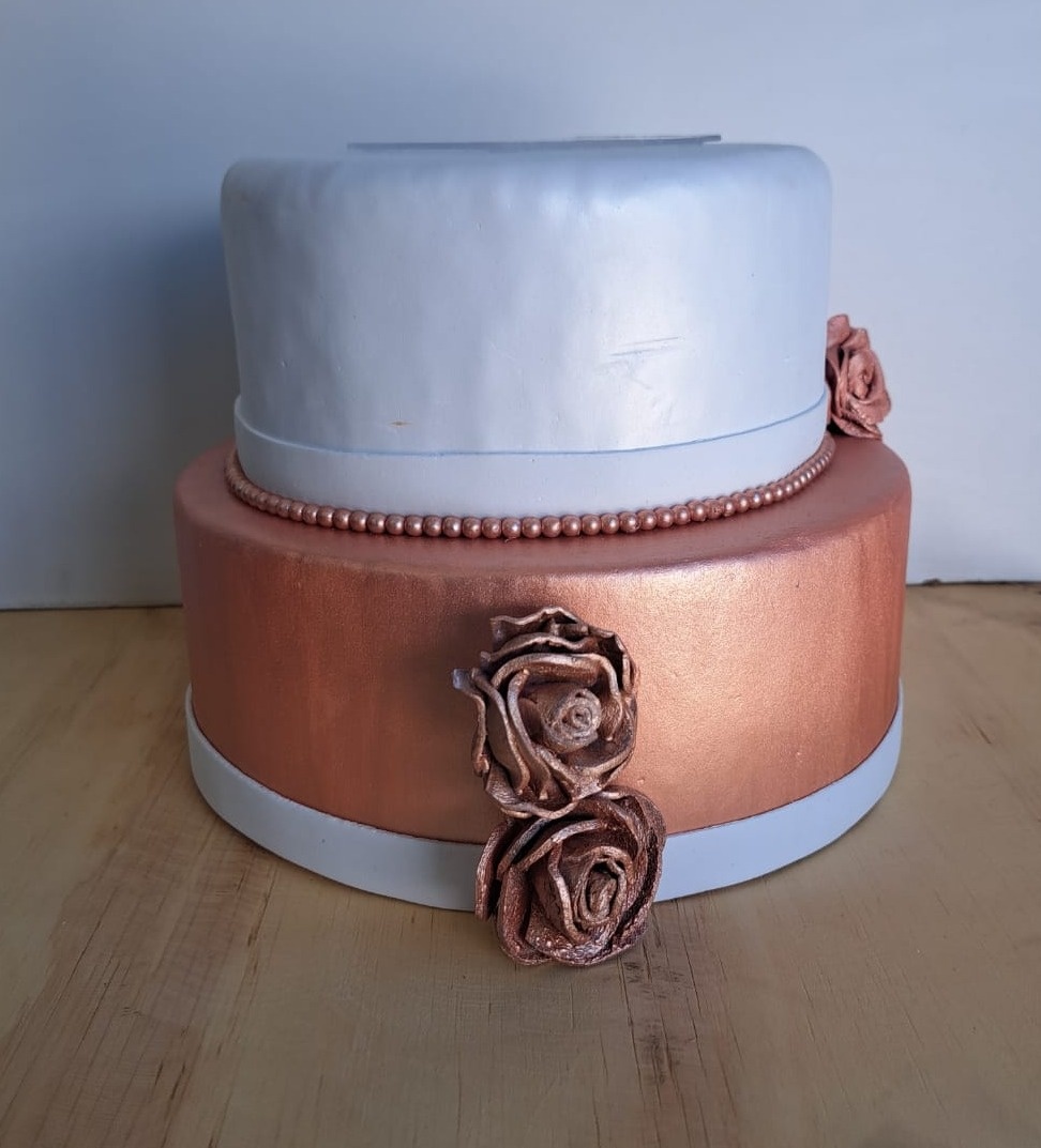Bolo Fake Rose E Branco P - Déh Decorações 