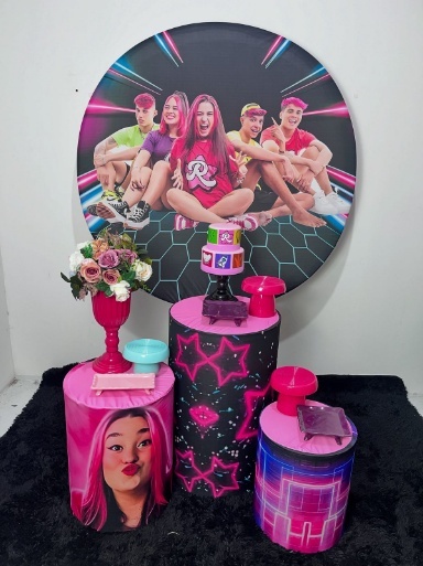 Alugue Decoração Tema dos Rosa Emily Vick ( Modelo 1 ) - BGI FESTAS