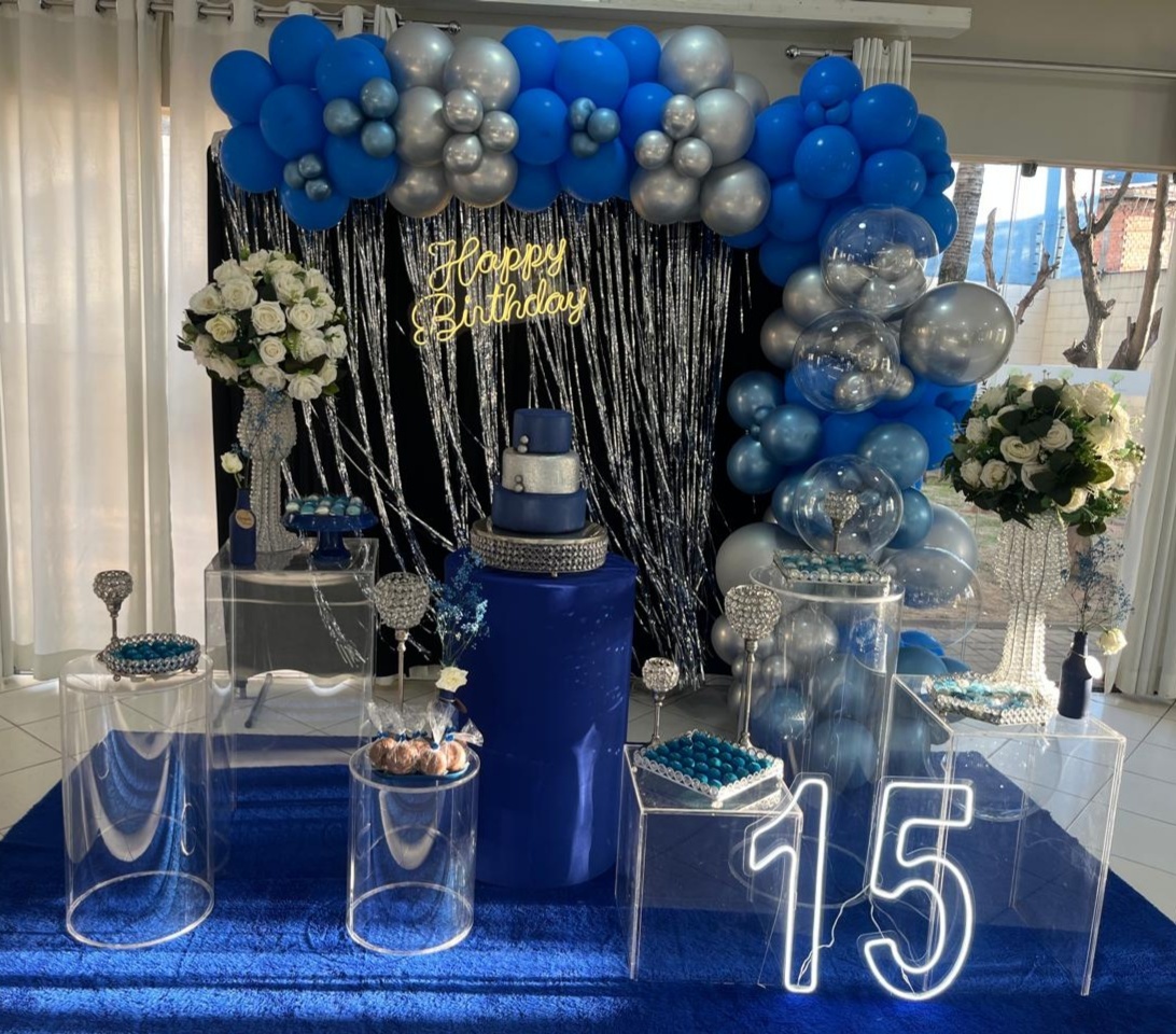 Alugue Decoração Tema 15 Anos Azul Com Balões ( Modelo 1) - BGI FESTAS