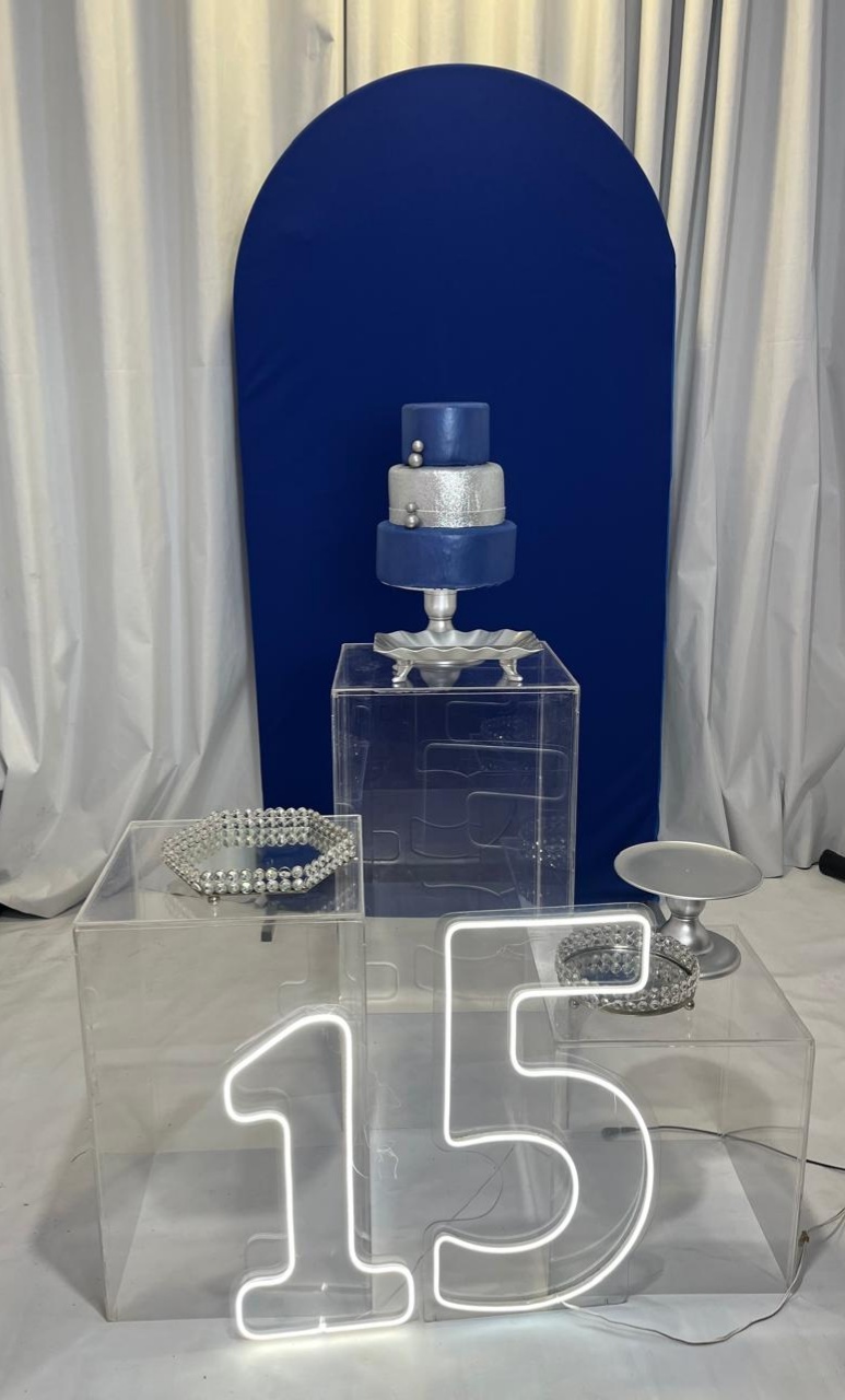 Alugue Decoração Tema 15 Anos Azul ( Modelo 1) - BGI FESTAS