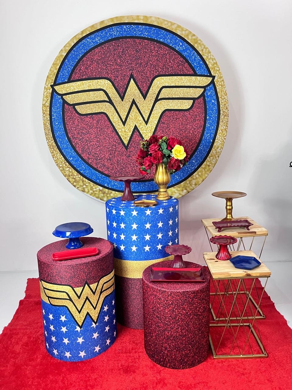 Alugue Decoração Tema Mulher Maravilha Gliter   (Modelo 2 )          - BGI FESTAS