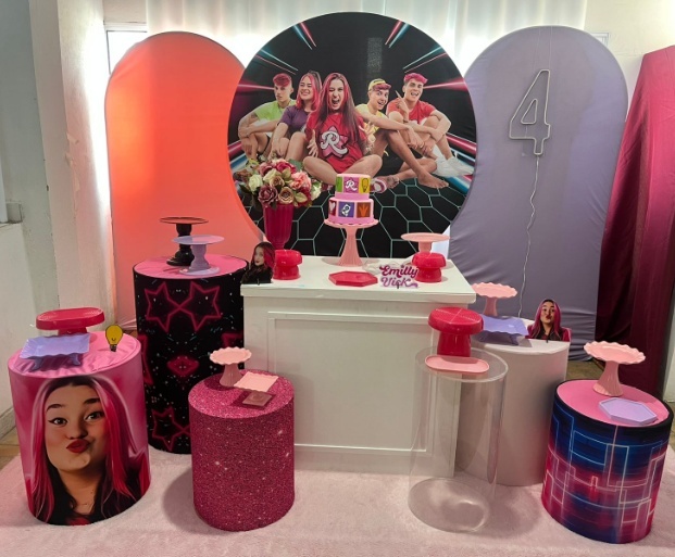 Alugue Decoração Tema Gata dos Rosa Emily Vick ( Modelo 2 )  - BGI FESTAS