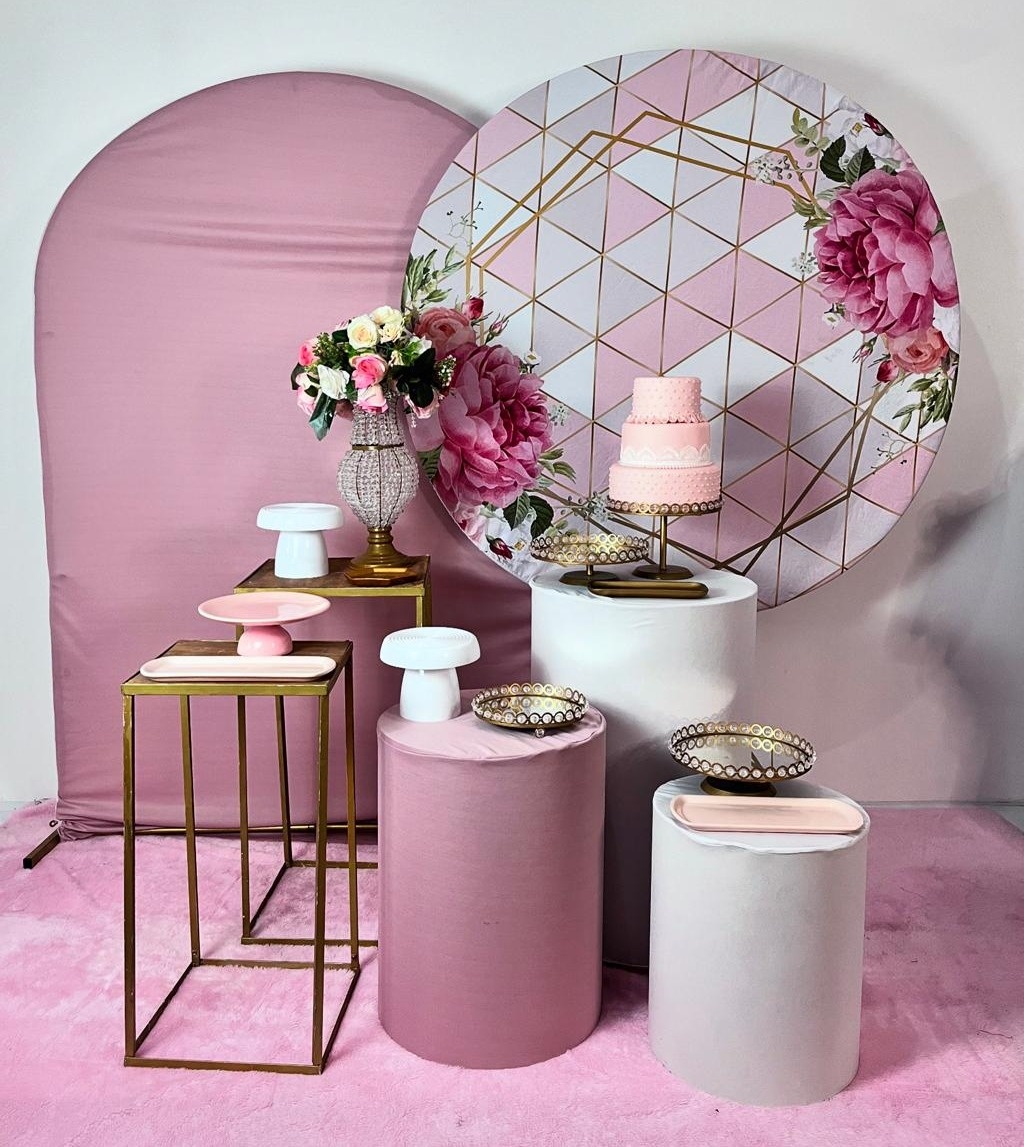 Alugue Decoração Tema Rosa Com Flores  (Modelo 2)    - BGI FESTAS