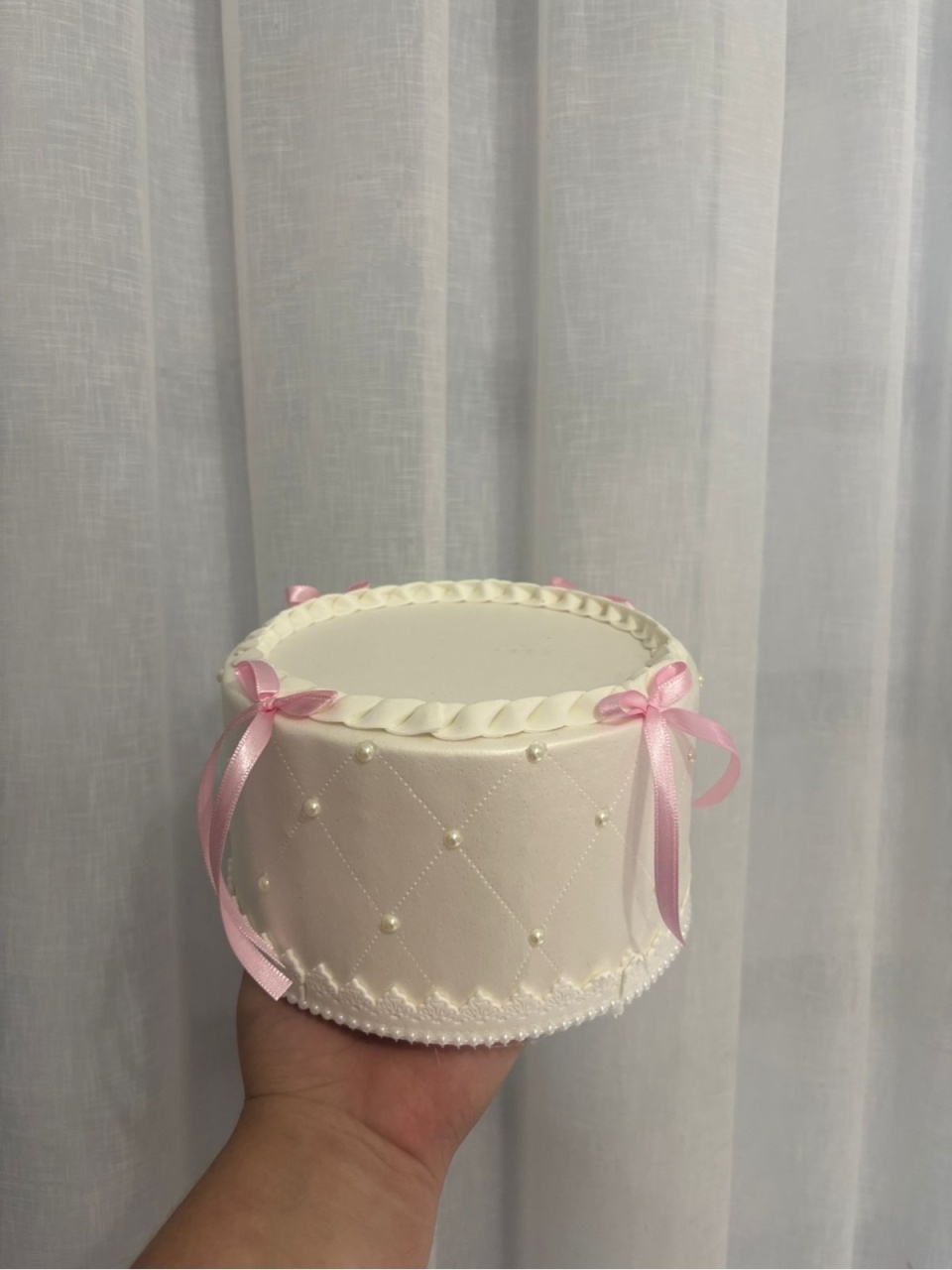 Bolo Branco Com Lacinhos Rosa - Balões decor