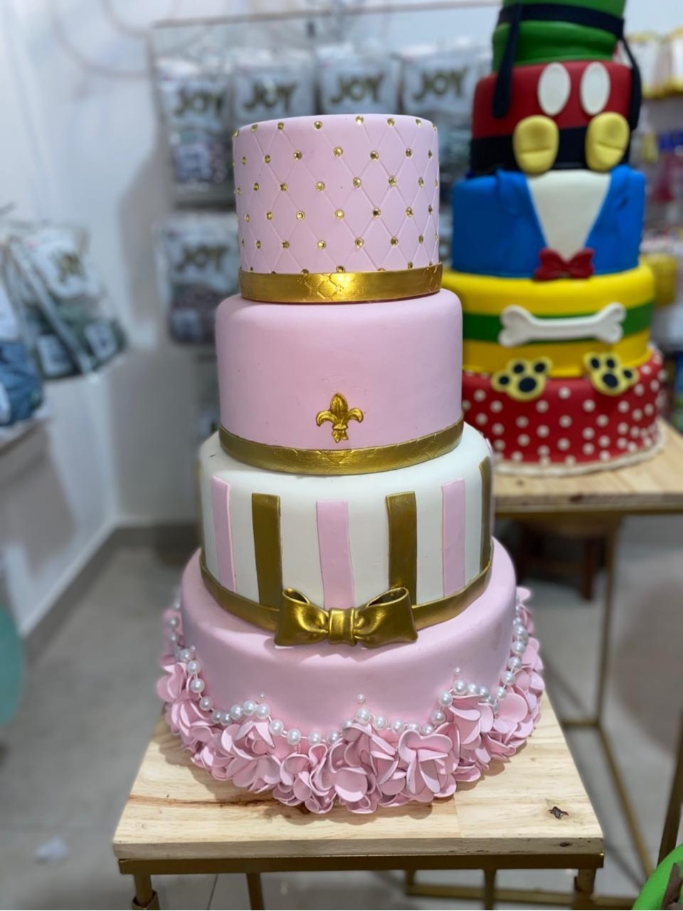 Bolo Rosa Com Dourado - Balões decor