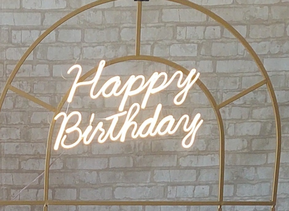 Led Happy Birthday Branco Quente - maedecorapegueemonte