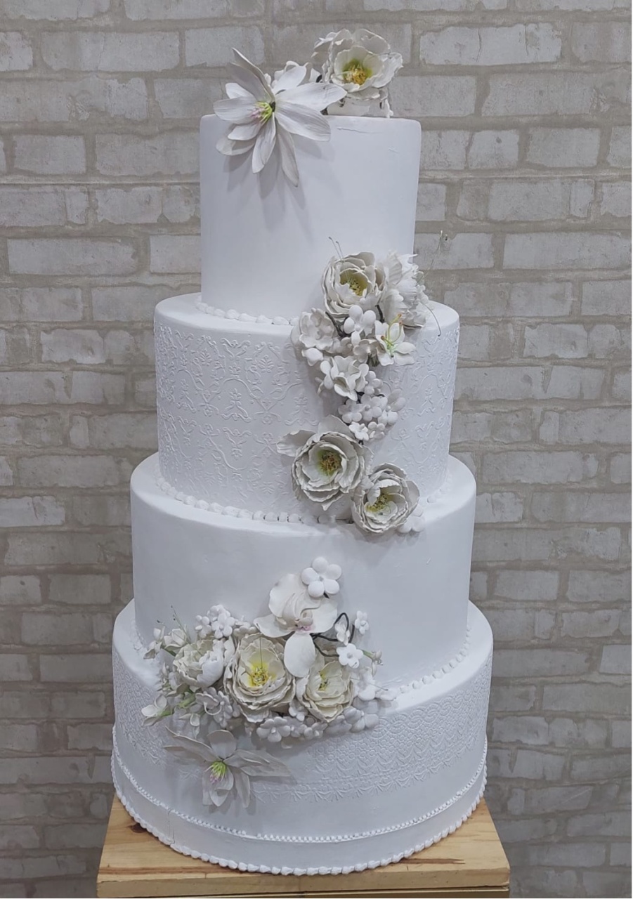 Bolo Fake Casamento Com Flores Brancas. - maedecorapegueemonte
