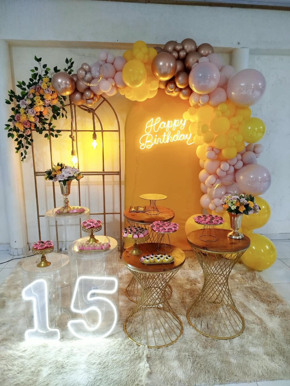 Kit Luxo 15 Anos Amarelo E Rosê Com Balões - Cantinho da Lene , pegue e monte sua festa!
