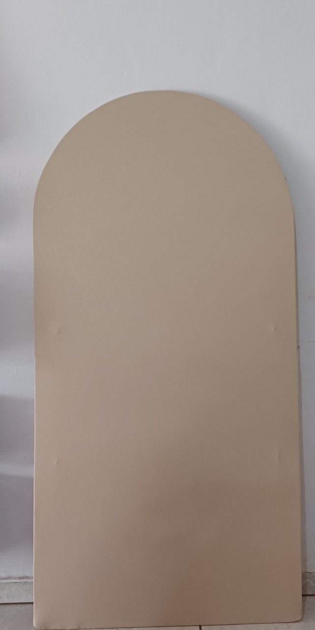 Painel Romano Encapado Pes de Madeira 1,60X0,80 - Mariah locação