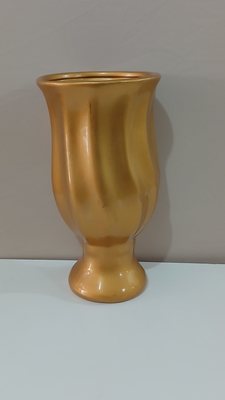 Vaso Torcido Dourado - Mariah locação