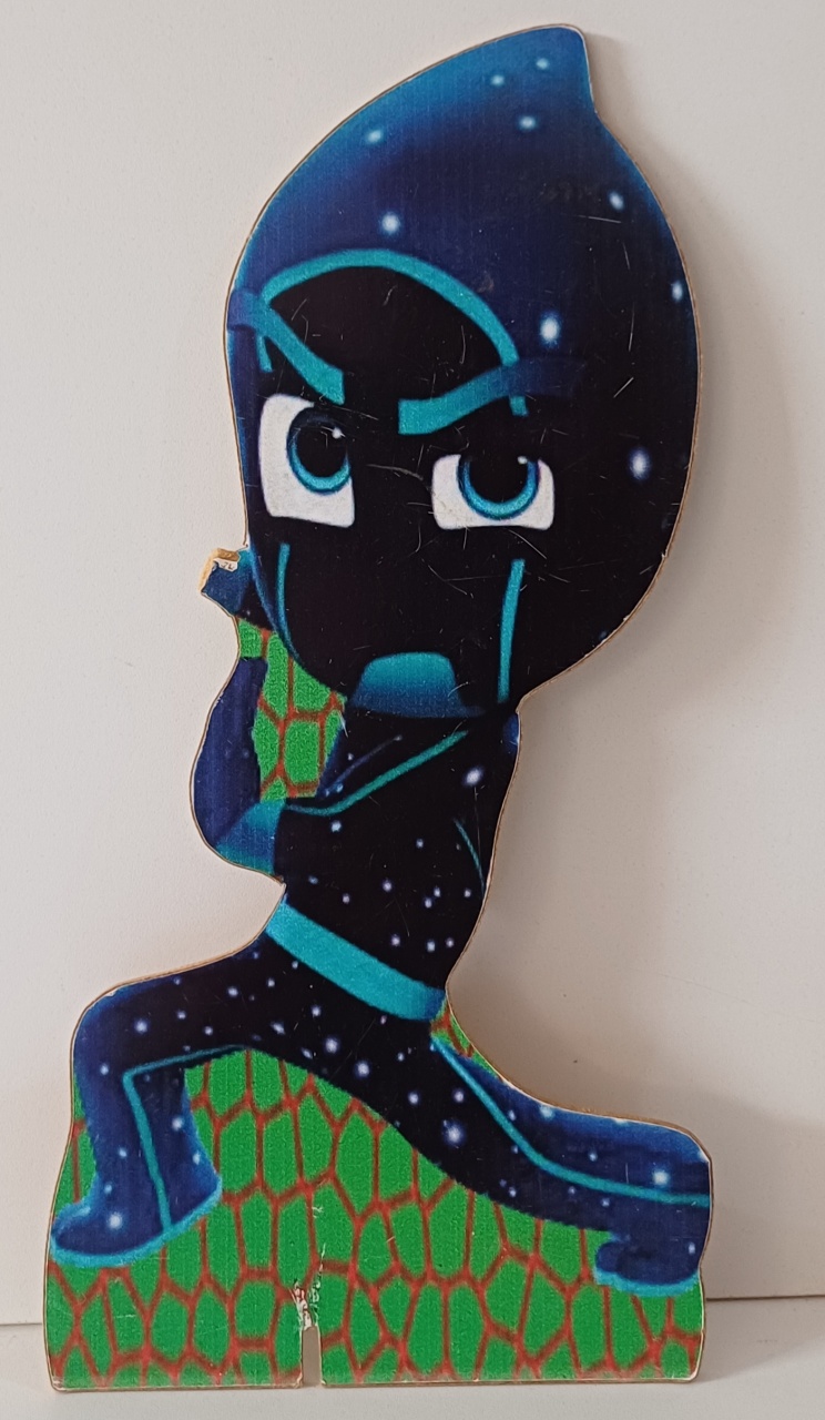 Display de Mesa Ninja Noturno Pj Marks - Mariah locação