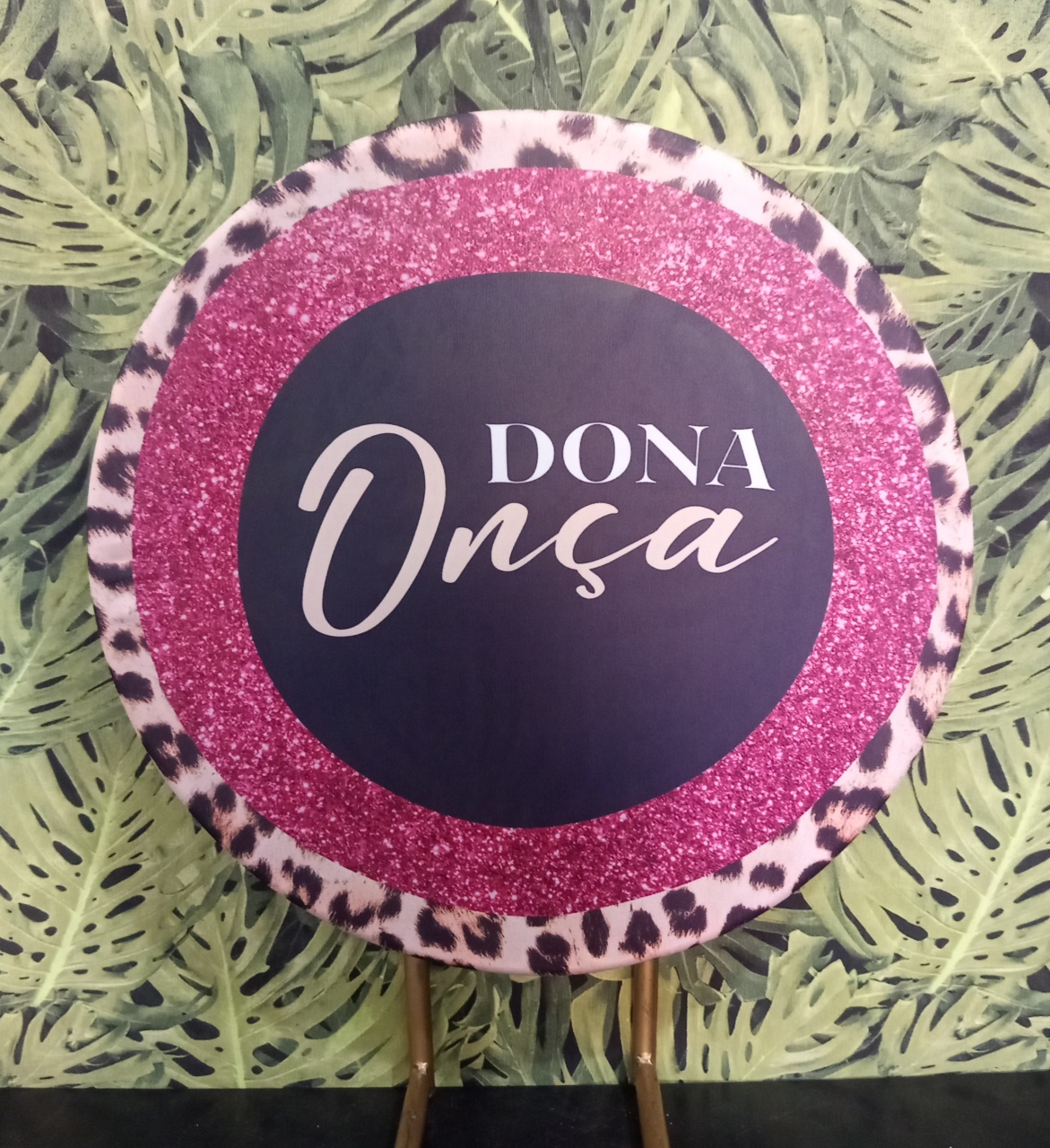 Painel Mini Dona Onça 50×50 - Mariah locação