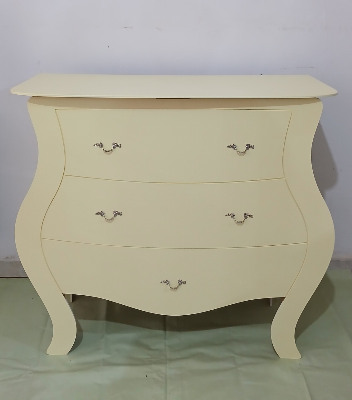 Mesa Cômoda Bombe Amarelo Candy - Mariah locação