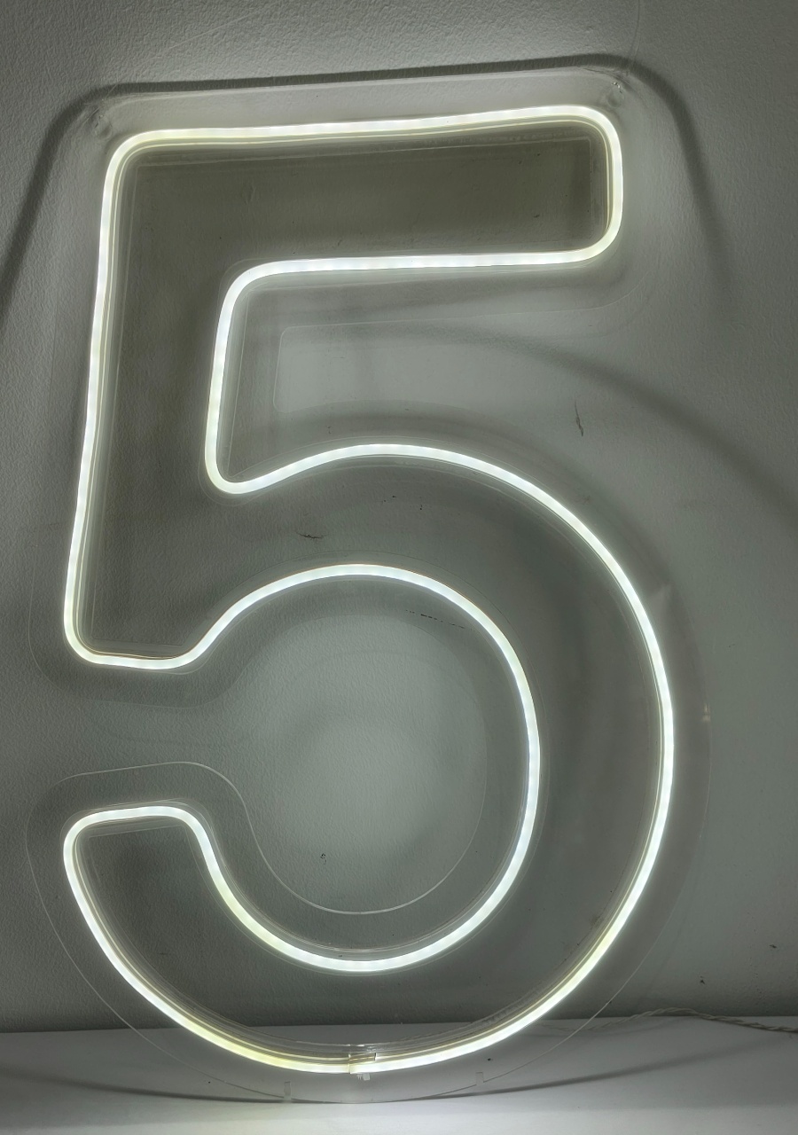 Número 5 Led    - Mariah locação
