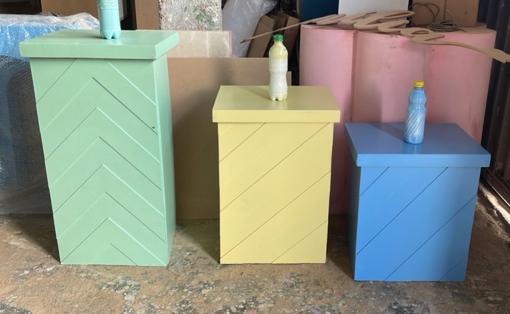 Trio de Mesa Cubos Tricolor - Camila Caroline Magalhães Vieira