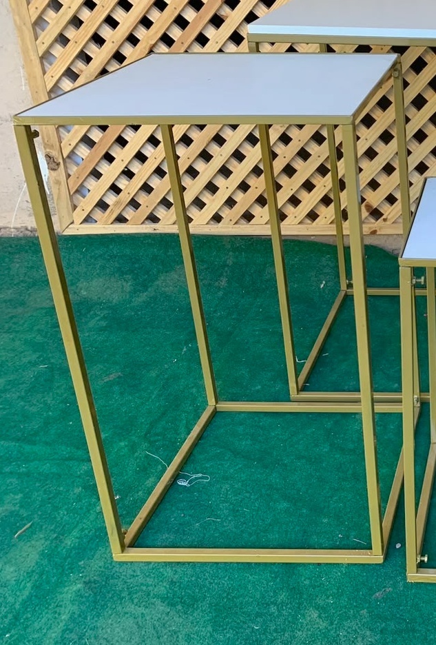 Mesa G de Ferro Quadrada Dourada - Camila Caroline Magalhães Vieira