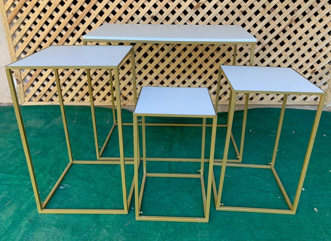 Mesa M de Ferro Quadrada Dourada - Camila Caroline Magalhães Vieira