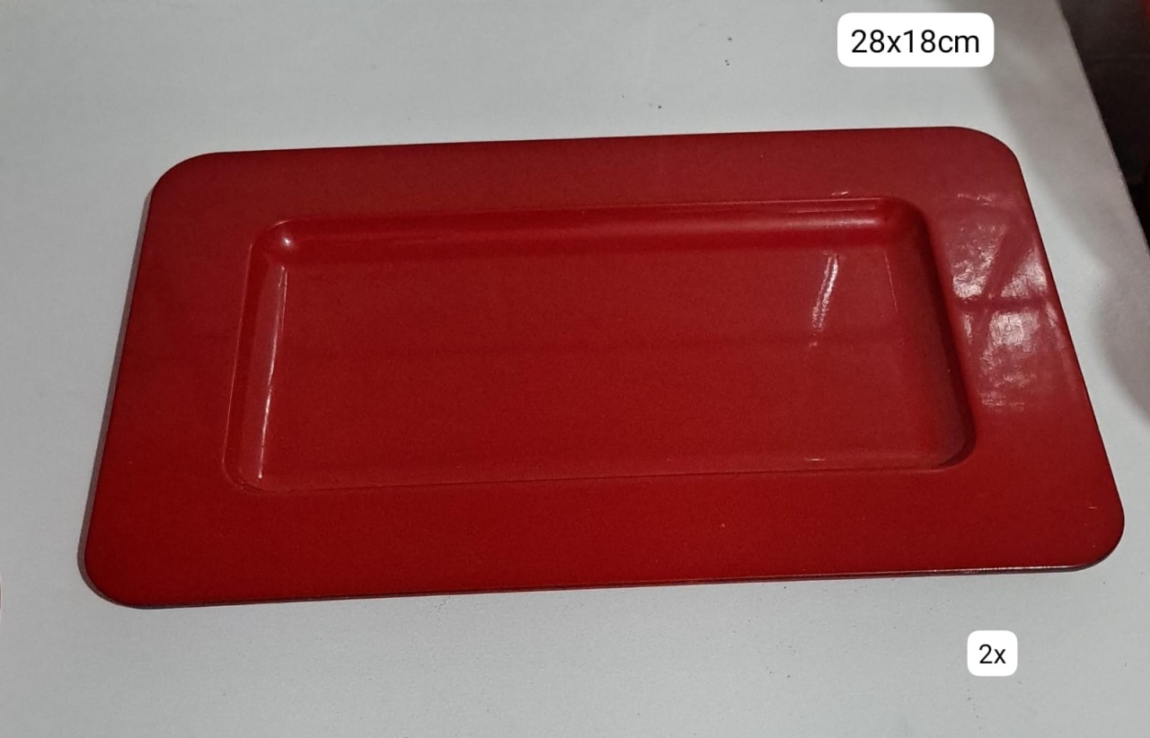 Bandeja Retangular Vermelha M de 28X18Cm - MV festa